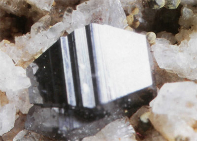 Cristal d'anatase dans la rxhe encaissante. Saublick. Autriche.